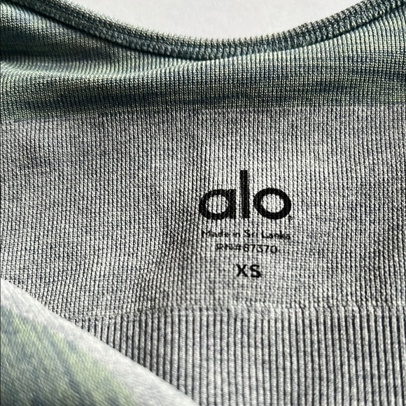 ALO Yoga Band Crop Tank Top Sports Bra Green Sz XS Athletic Athleisure Running - Picture 2 of 6